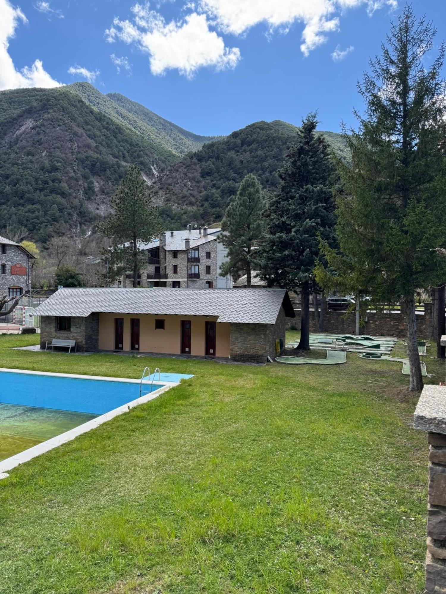 Duplex De Muntanya En Zona Verda A Escalo Exterior foto